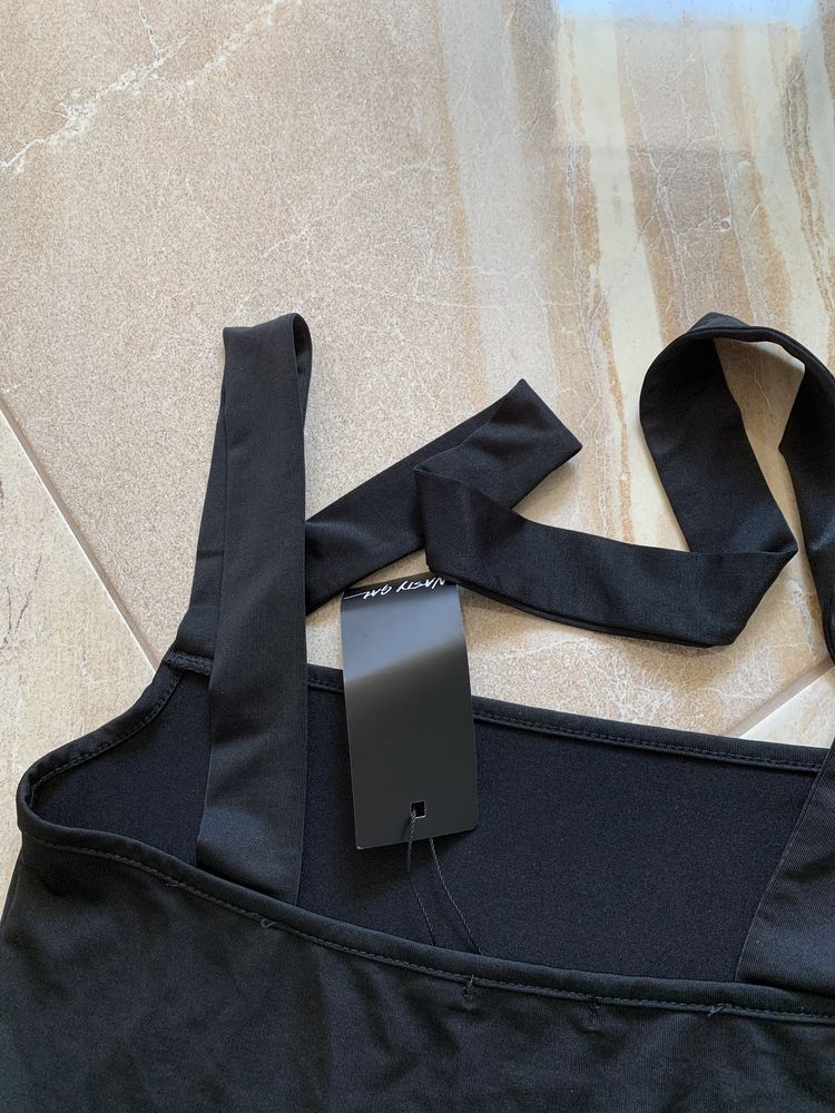 Nowe czarne body z ozdobnym paskiem na szyi i plecach Nasty Gal