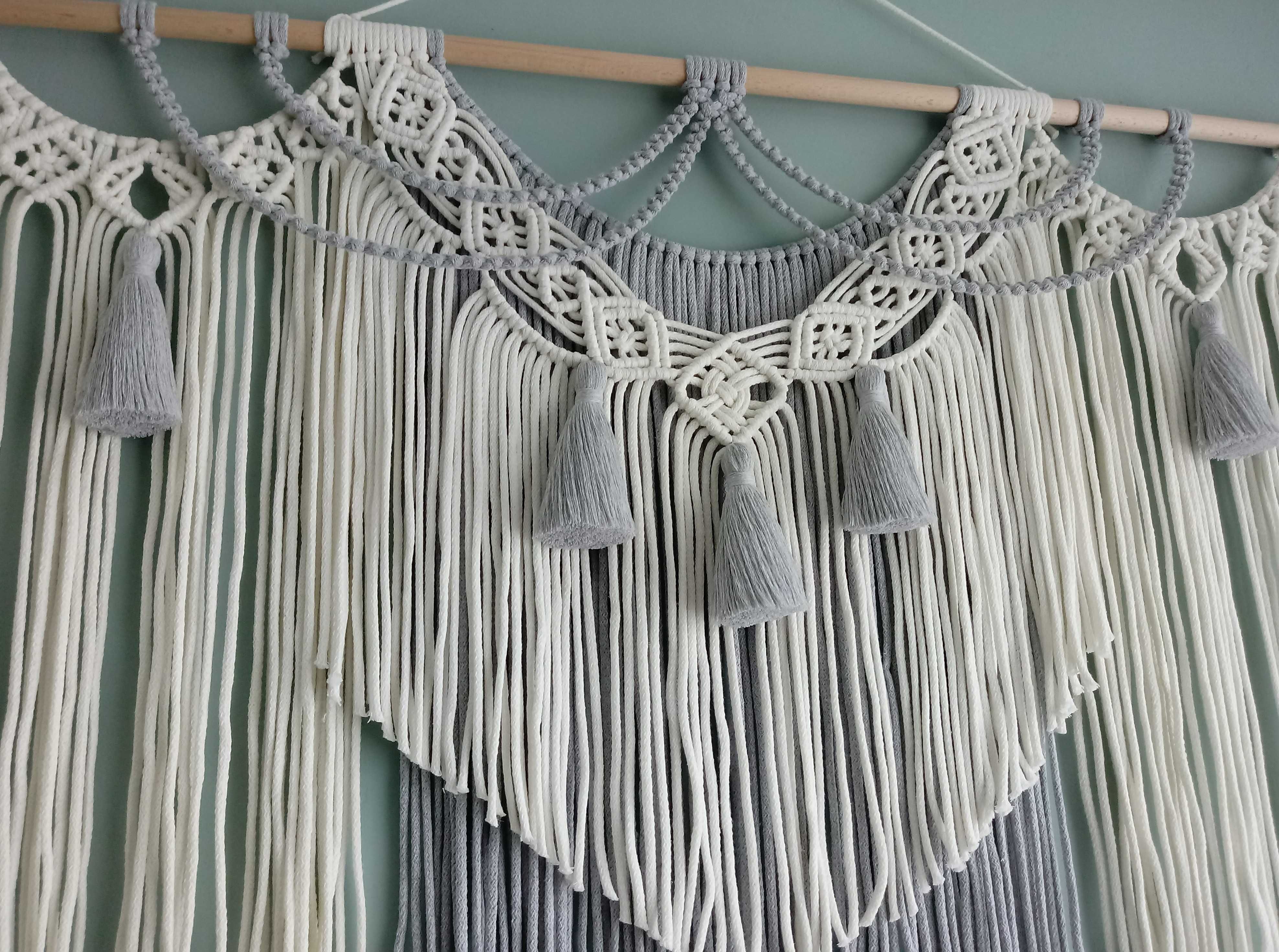 Makrama XXL duża ecru jasny szary chwosty frędzle boho dekoracja