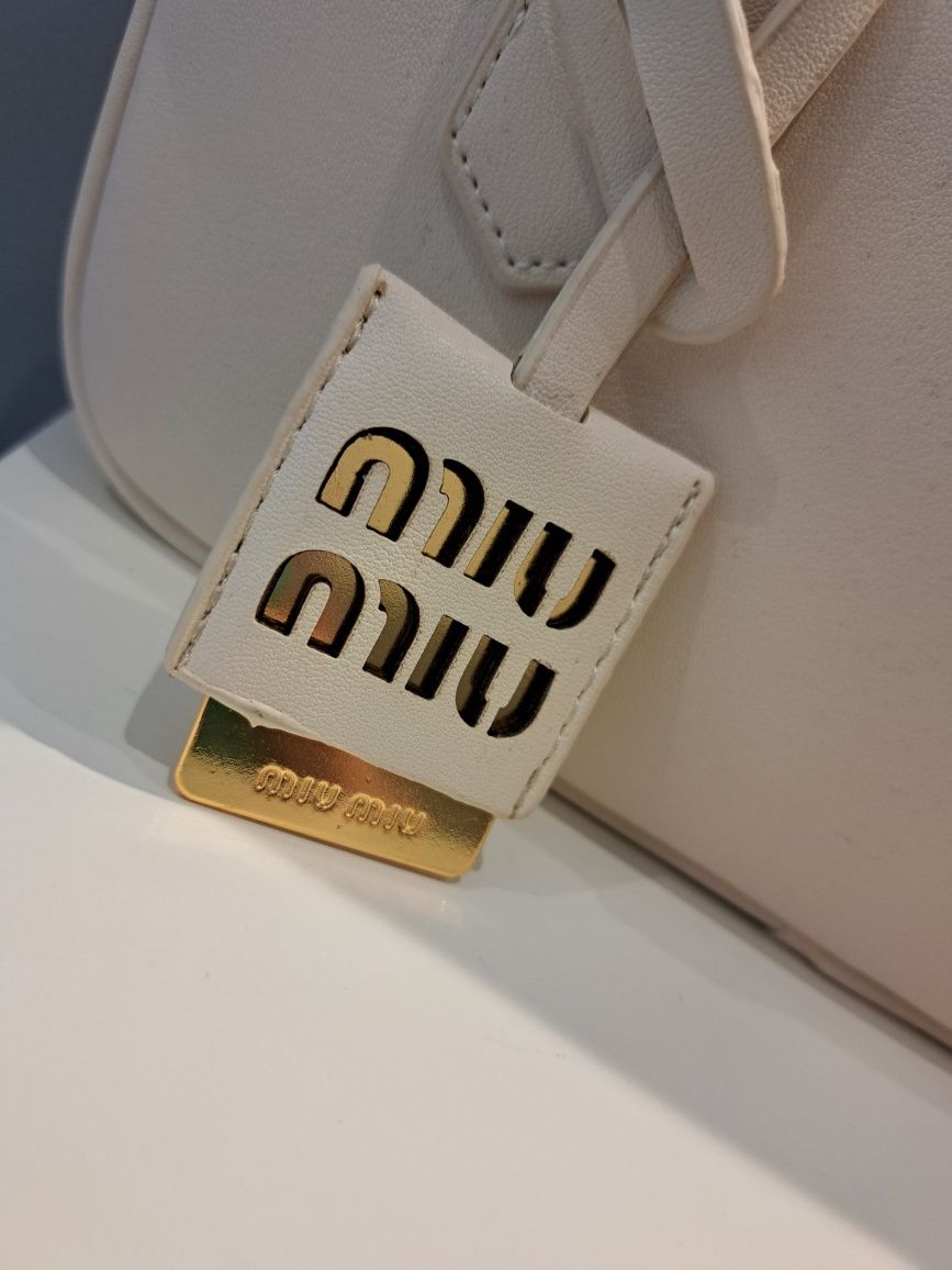 MIU MIU beżowa torebka ze zlotym logo ecru kremowa duża na ramię