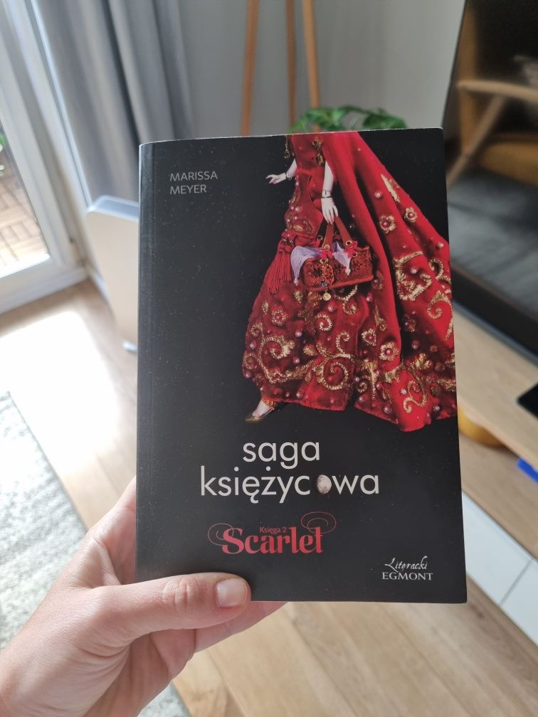 6. Saga księżycowa! Tom 2 pt. Scarlet aut. Marissa Meyer