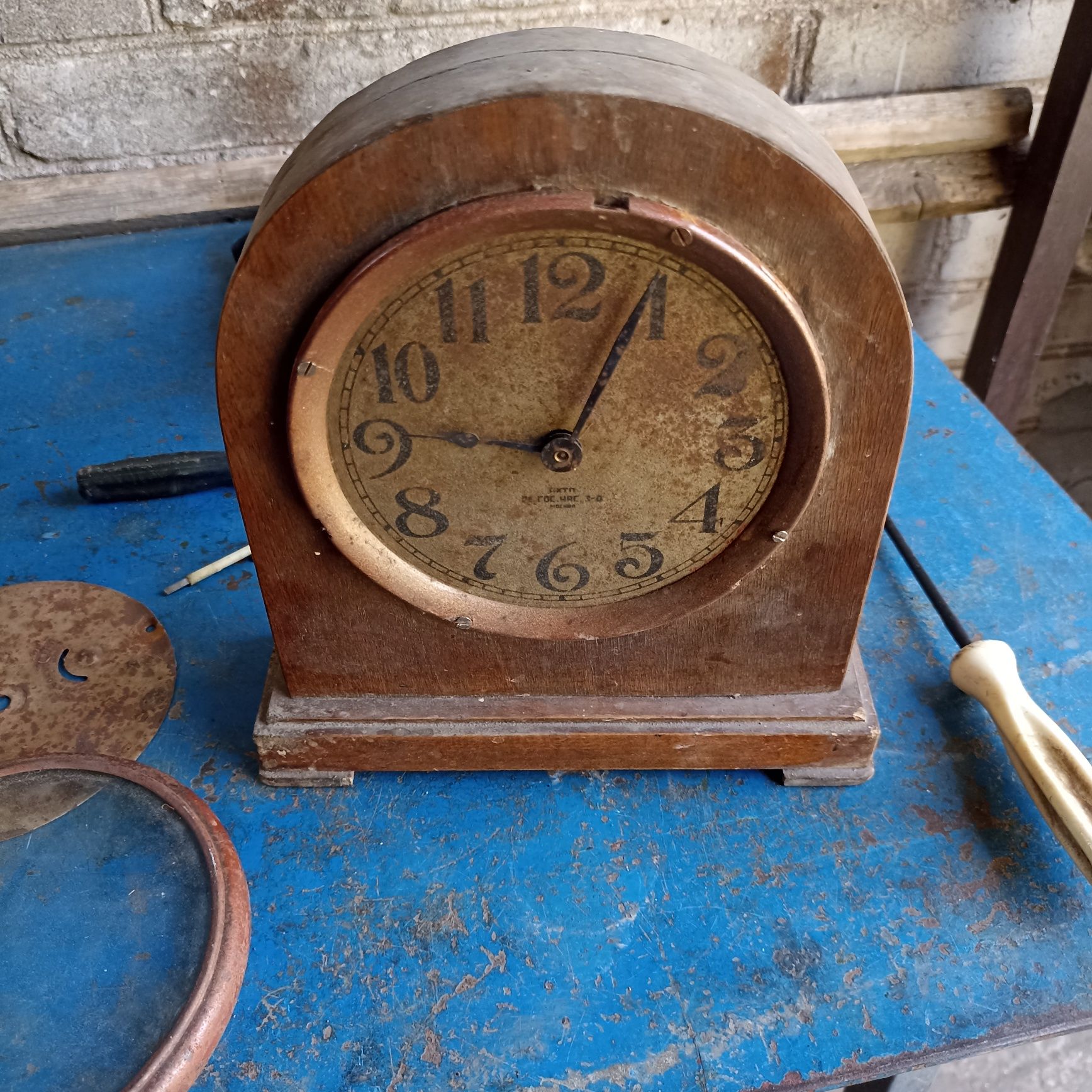 Старые механические часы