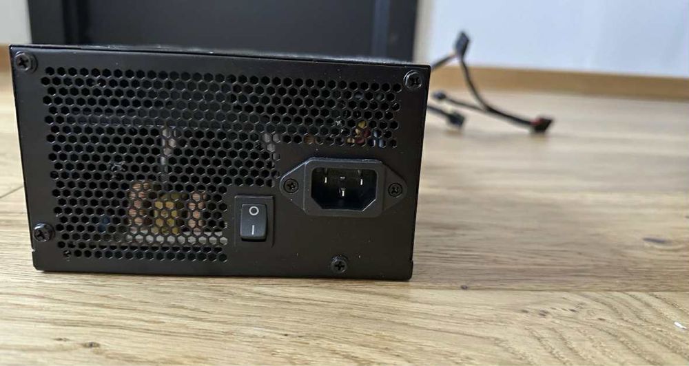 Corsair VS650 (650W)