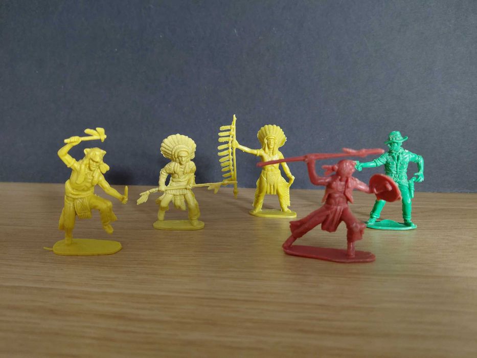 Bonecos índios e cowboys