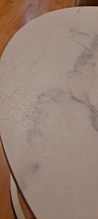 Stolik kawowy okrągły Loft w kolorze białego marmuru