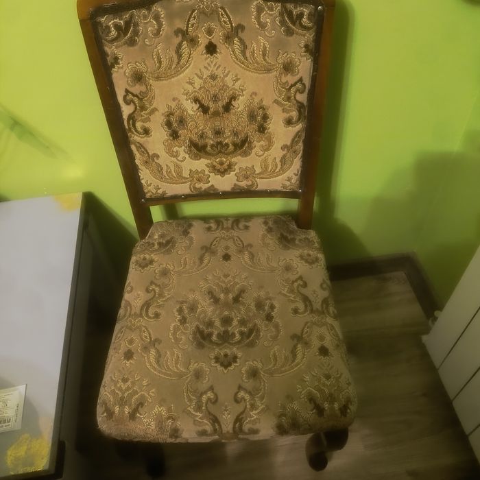 Sofa z fotelami stół i krzesła