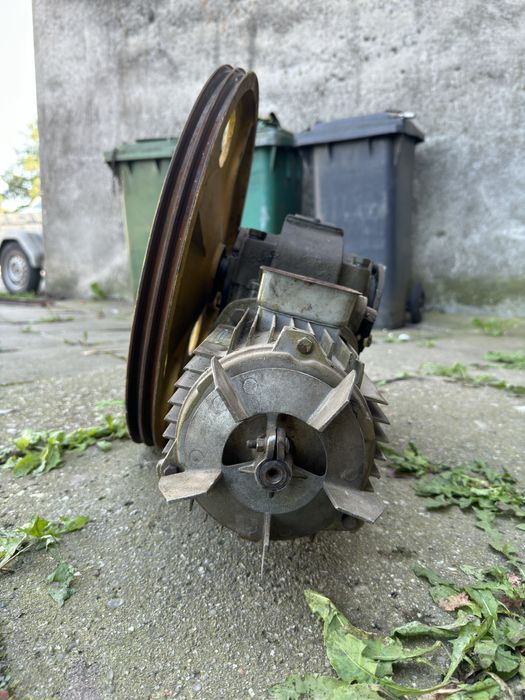 Silnik elektryczny z reduktorem i kołem pasowym (Sprawny)