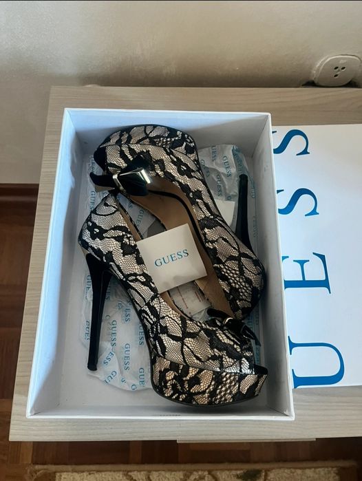 Sapatos GUESS edição especial limitada pele forrada a renda preta