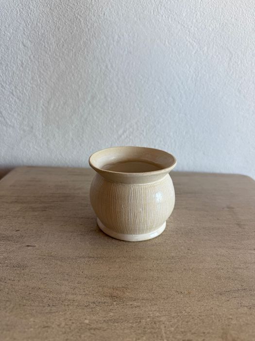 Pequeno vaso cerâmico, branco, feito a mão