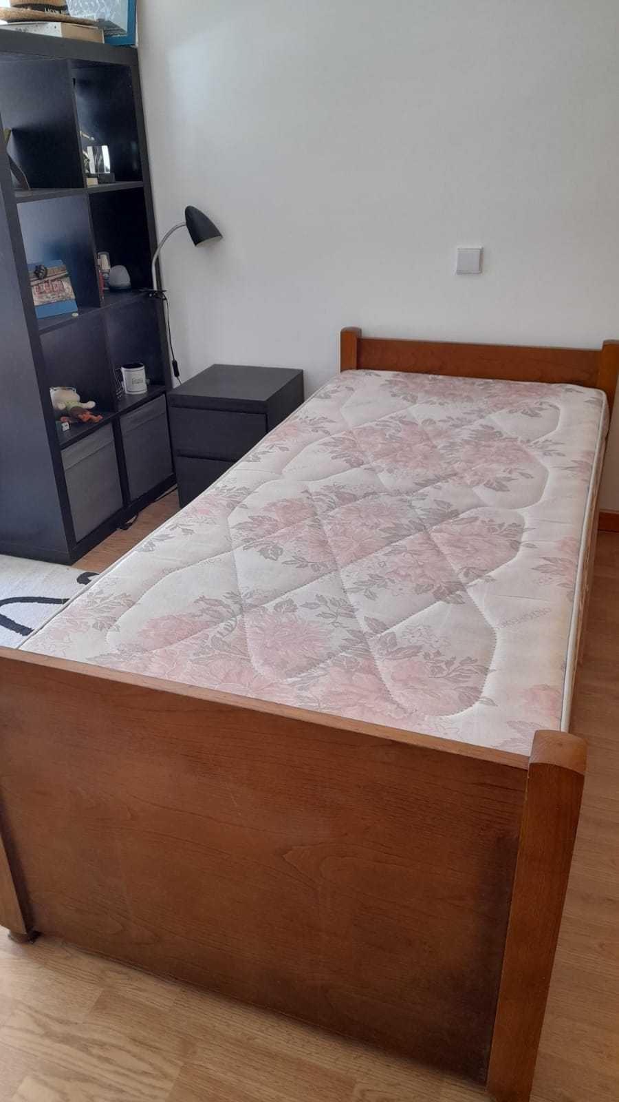 Cama com 2 gavetas em madeira maciça e colchão