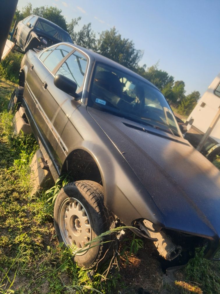 Błotnik prawy e38 lusterka deska maska części most wozek