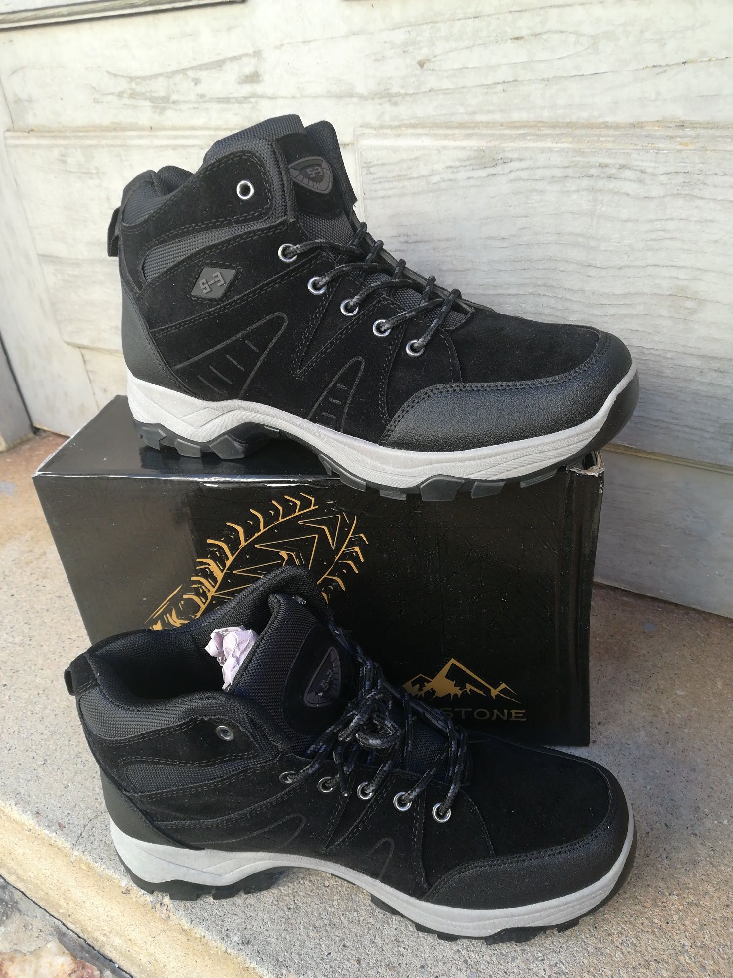 Sneakers Trekking
Enviamos via CTT..Pagamento por