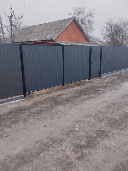 Установка парканів з профнастилу. Установка бордюр