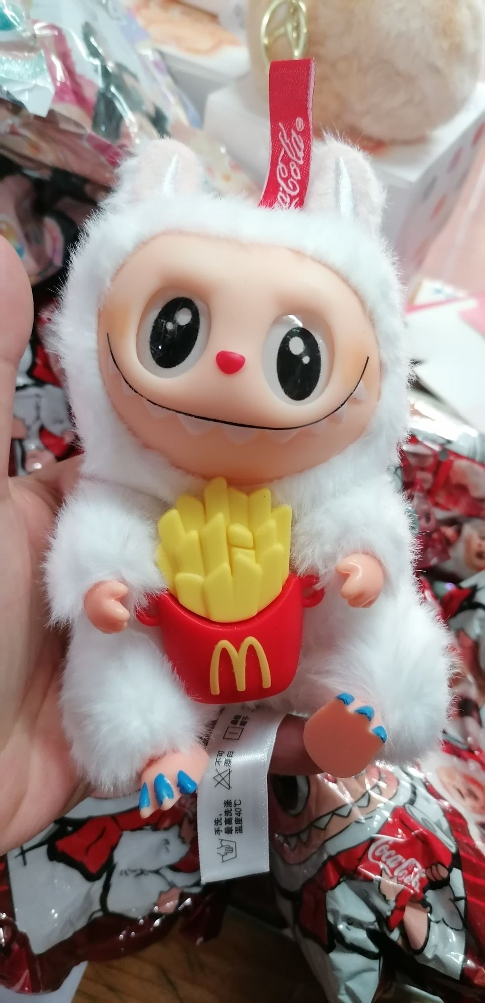 Labubus brancos  coca-cola e MacdonaldS  , batata frita e Sunday