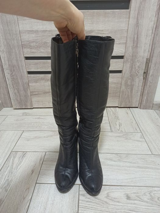 Продам зимові шкіряні сапожки.