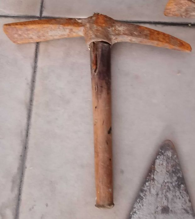 Martelos e colher de pedreiro, lote por 7€