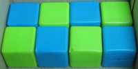 100_ Игровой набор. Пластмассовые кубики 6,5 х 6,5 см. (8 шт.)
