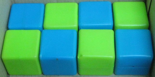 100_ Игровой набор. Пластмассовые кубики 6,5 х 6,5 см. (8 шт.)