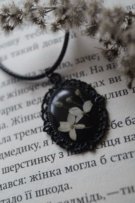 Кулон з епоксидної смоли з сухоцвітами