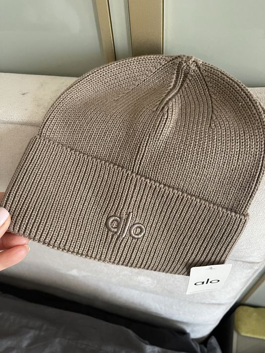 Шапка Alo Yoga.