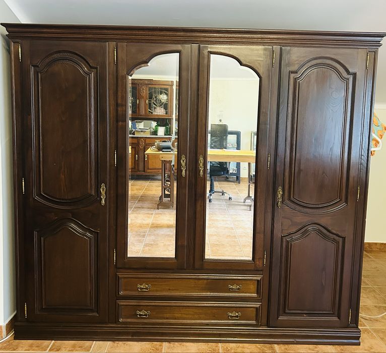 Guarda roupa em bom estado.