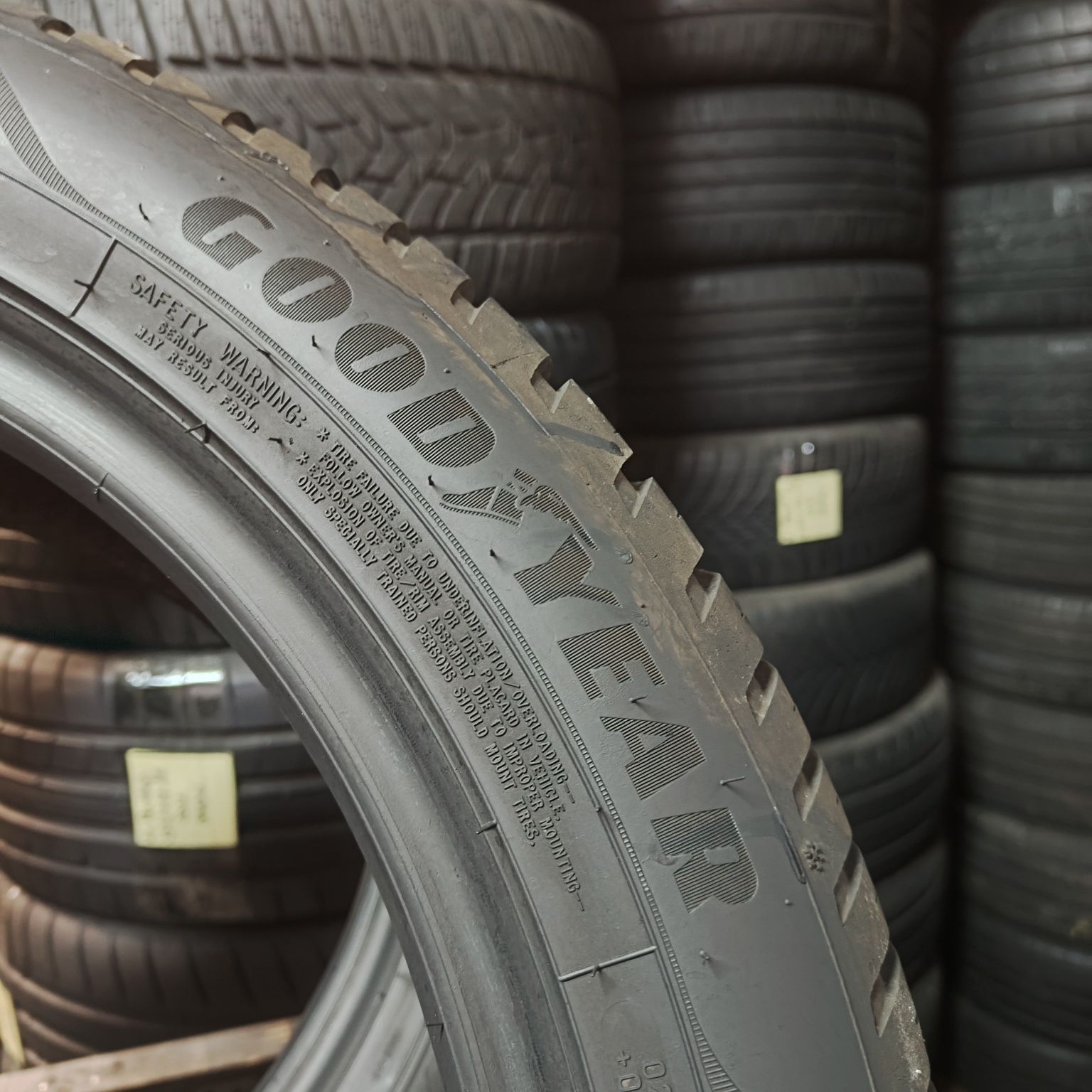 225/50/18 XL Sprzedam parę opon całorocznych Goodyear