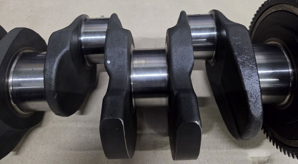 Колінвал колінчастий вал Jeep Cherokee KJ Крайслер Voyager 2.5 2.8 CRD