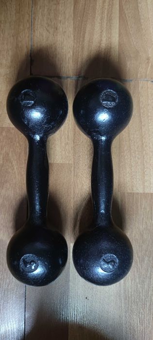 Продам гантели и гирю 16 кг и 4блина