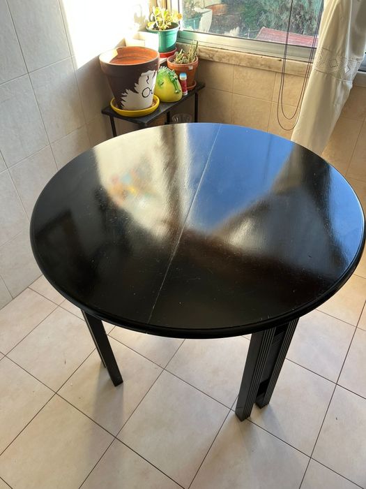 Mesa extensivel preta de madeira