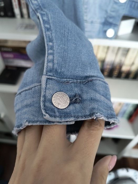 Jeansowa kurtka z przetarciami