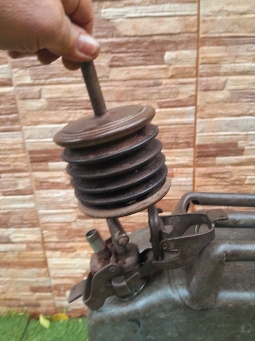Antigo jarrican militar com bomba de combustível original