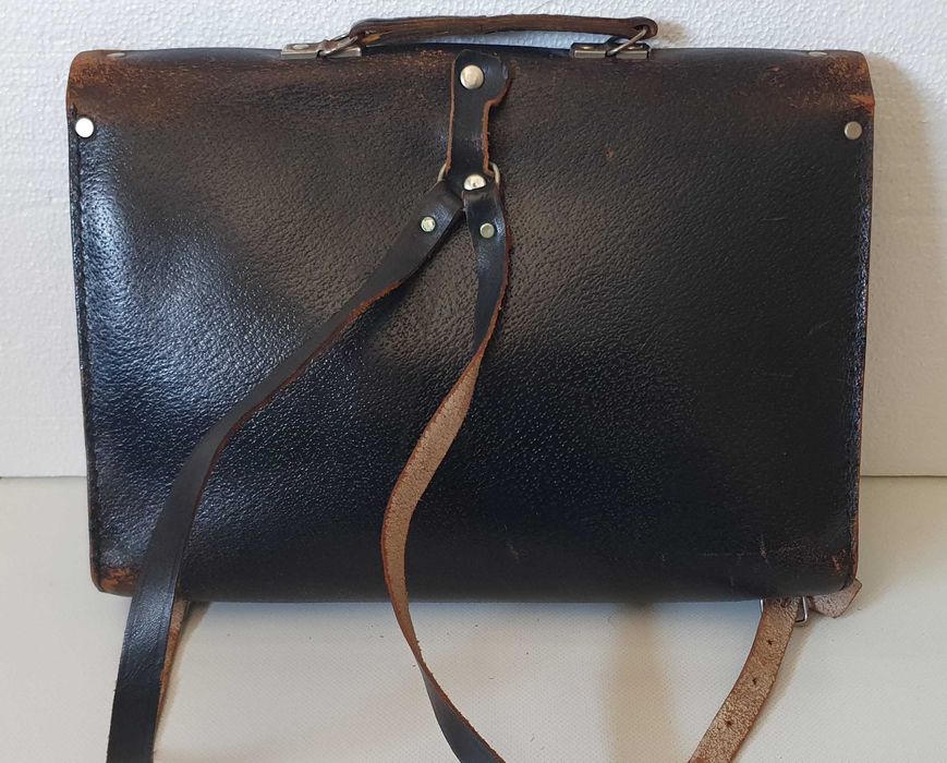 Antiga Mala / Mochila escolar em couro / cabedal - vintage