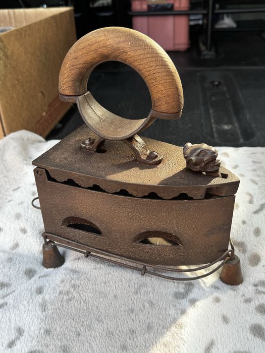 Stare żelazko węglowe z głową tygrysa