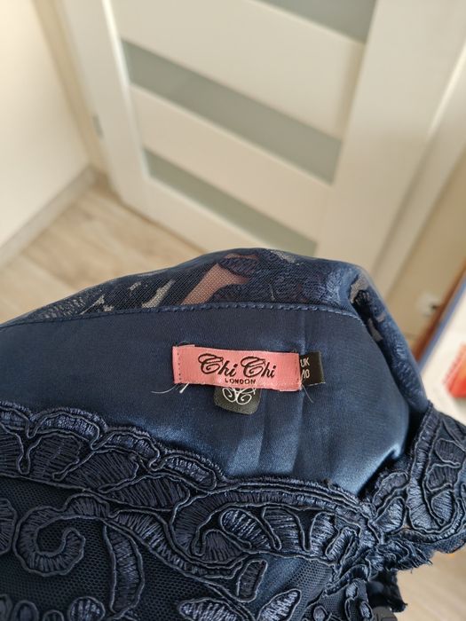 Wieczorowa granatowa sukienka midi na Andrzejki i Sylwestra