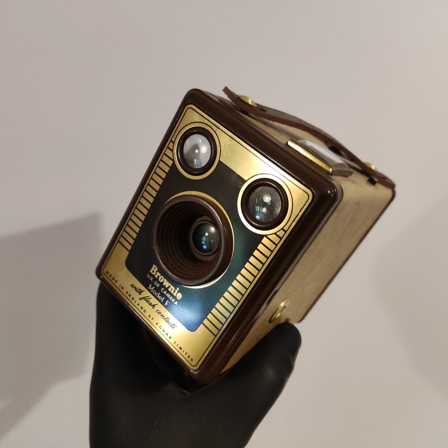Máquina fotográfica Kodak Brownie SIX-20 model F box camera