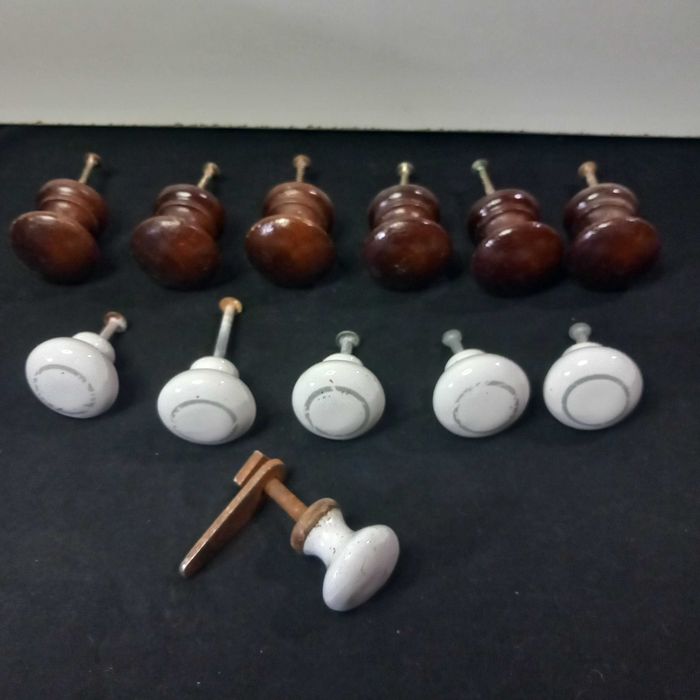 Doze puxadores porcelana e madeira