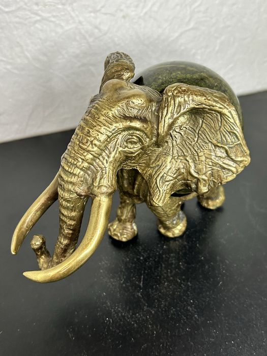 Бронзовая статуэтка Слон с Шаром , камень змеевик