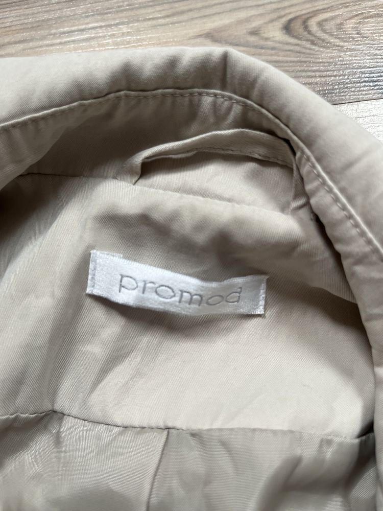 Klasyczny francuski płaszcz trencz Promod S idealny na wiosnę