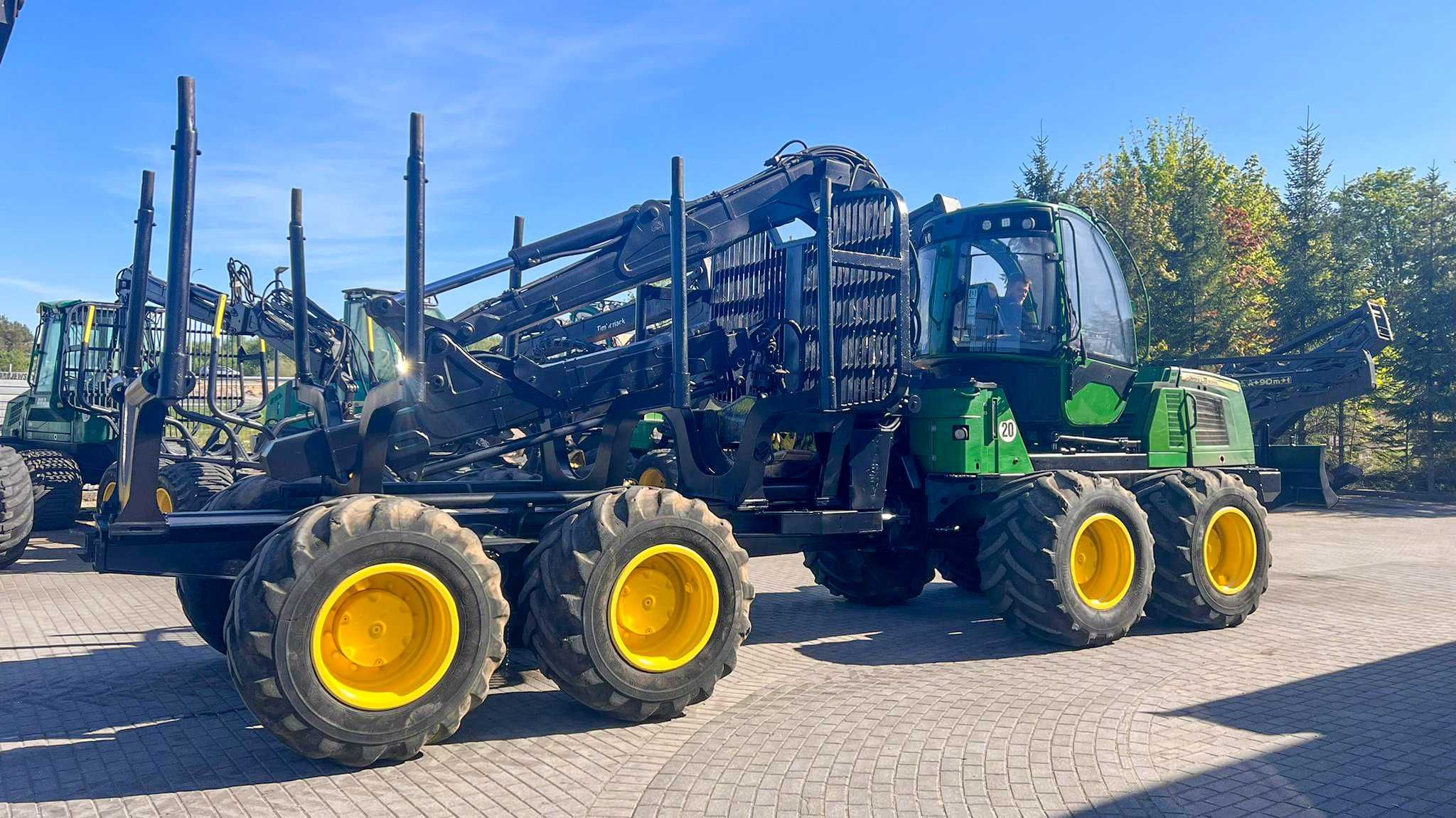 Forwarder John Deere 1210E Z lemieszem rok 2010