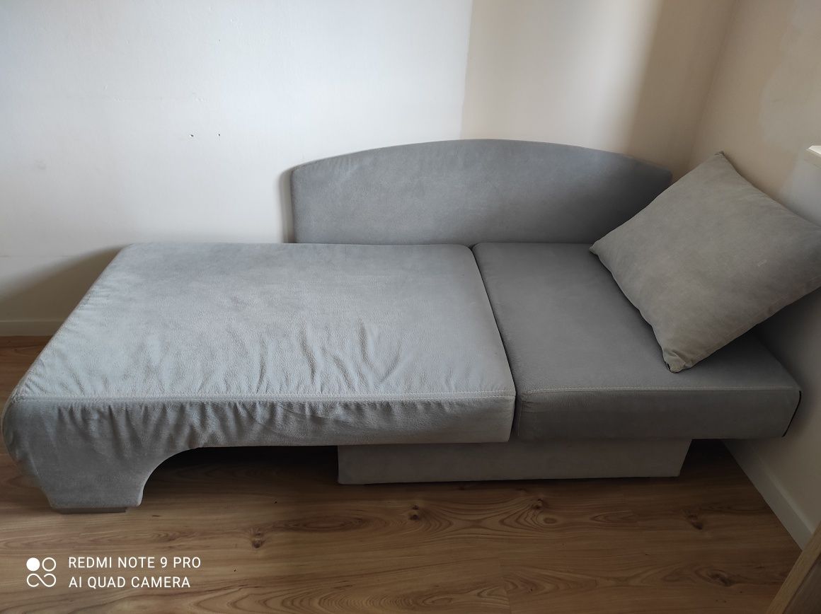 Jednoosobowa sofa z funkcją spania i pojemnikiem