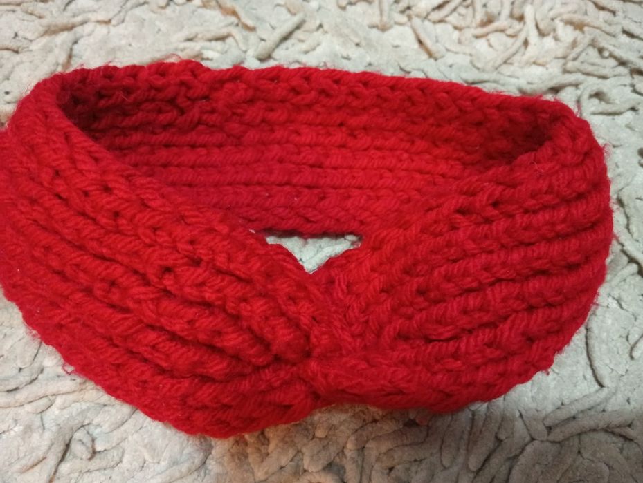 Opaska  z włóczki na głowe-dziewczęca.