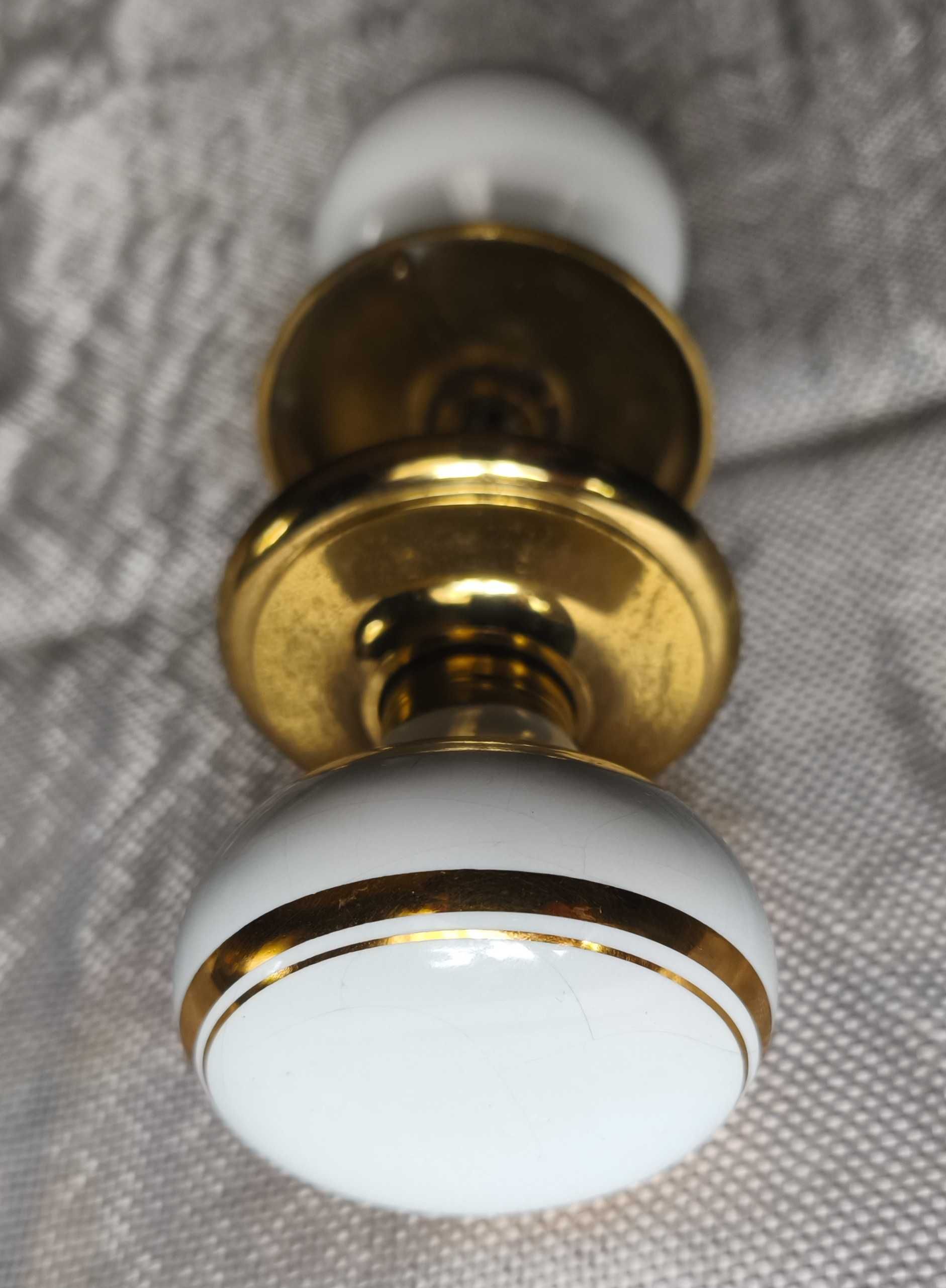 Par de puxadores em louça branco e dourado