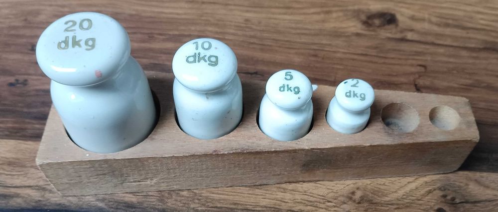 Porcelanowe odważniki do wagi szalkowej PRL
