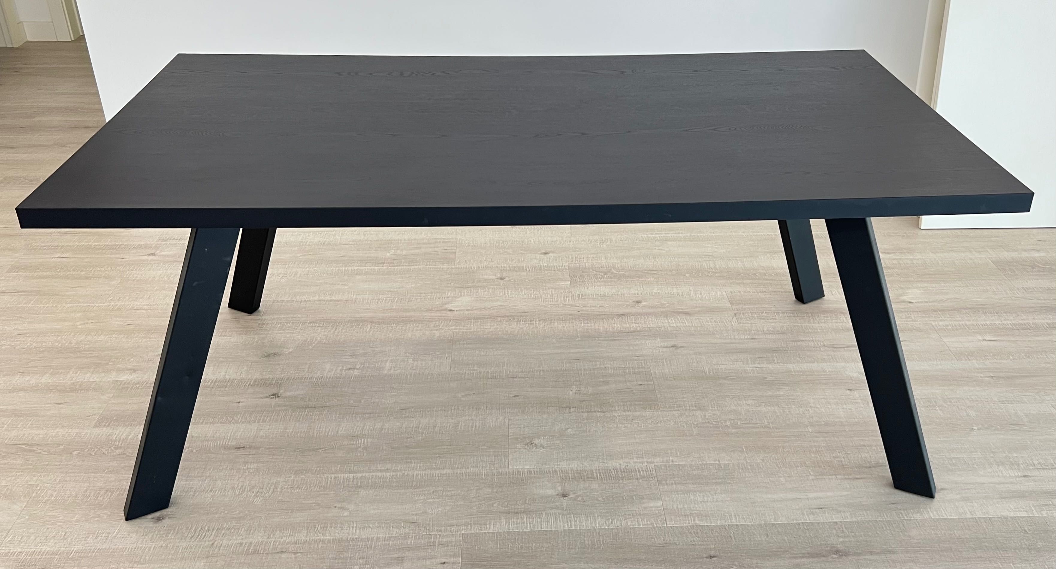 Bonita mesa de jantar em preto mate com textura de madeira