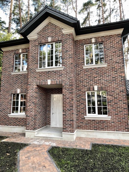 Дом в коттеджном городке в лесной Буче.