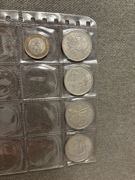 125 moedas de escudo: 200, 100, 50, 25, 5, 1 , 50 cent + 30 de paises