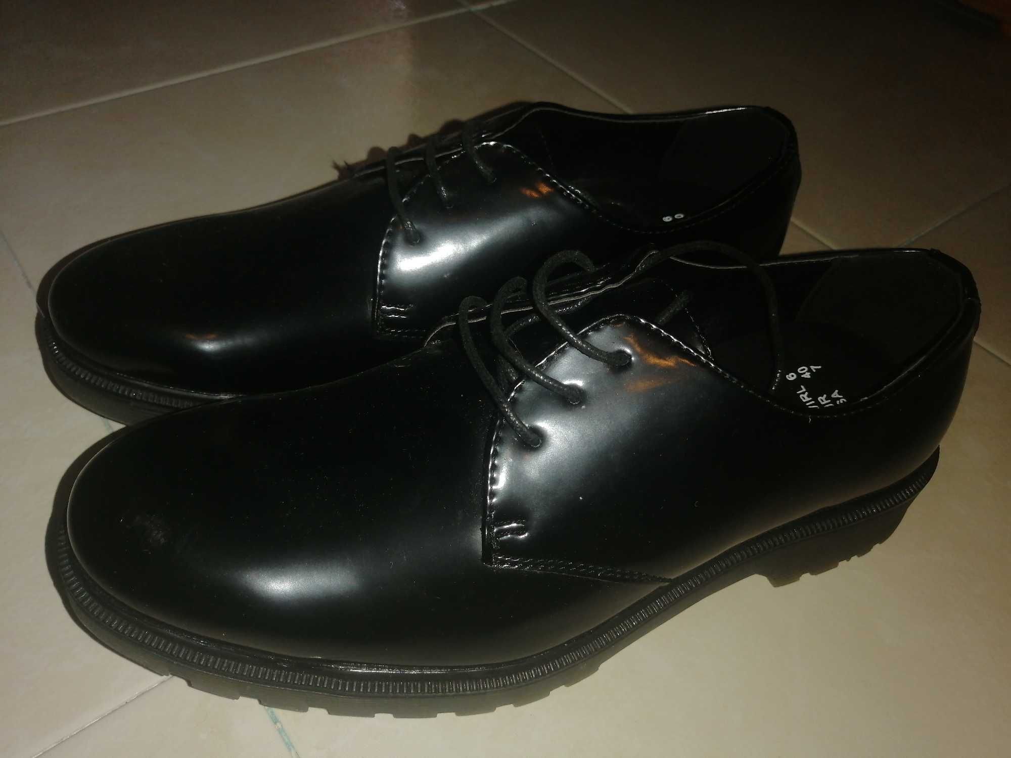 Sapatos de Homem Pretos (Tamanho 40)