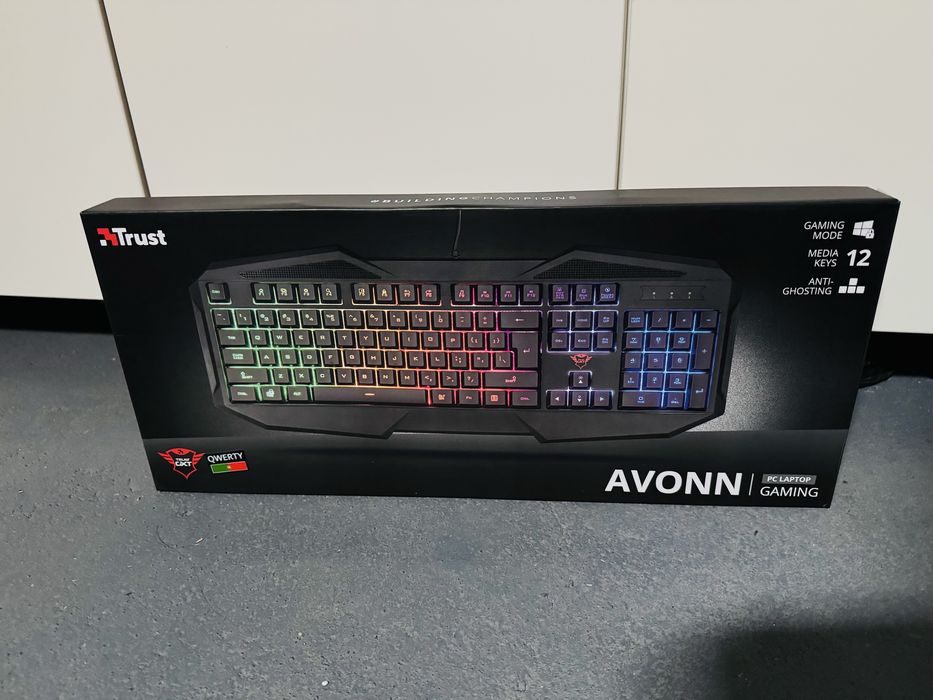 Teclado Gaming TRUST 830-RW Avonn (Membrana - Português - Preto)