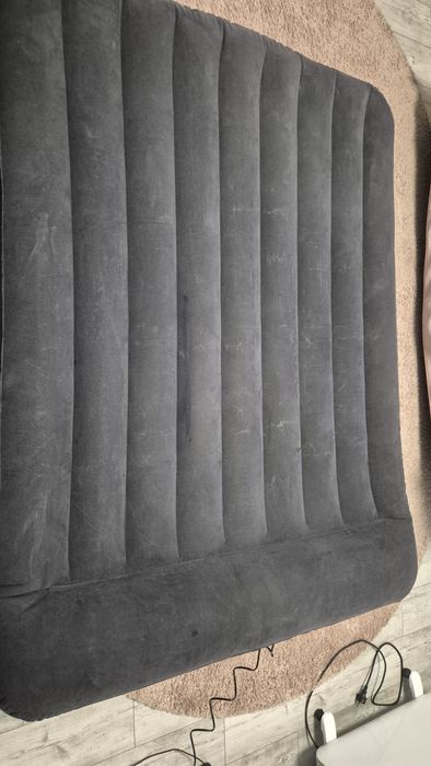 Надувний матрац з вбудованим насосом