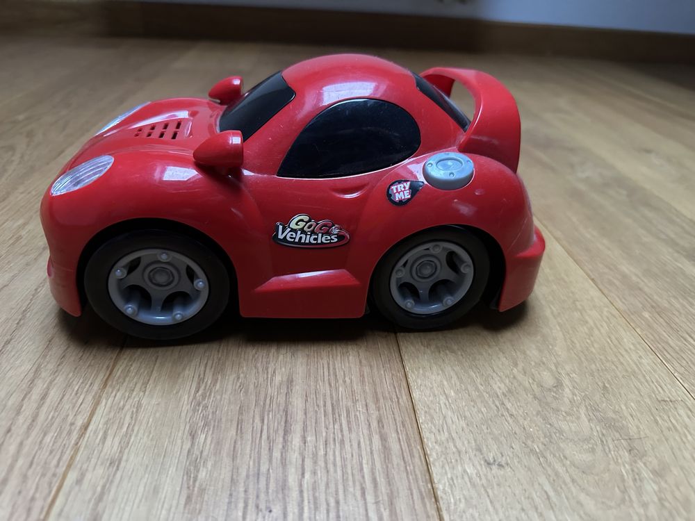 Czerwony samochód-zabawka