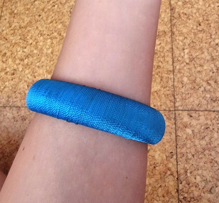 Pulseira de cor azul